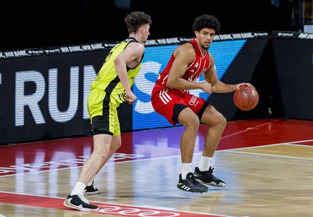 一名坐在前 一名坐在前